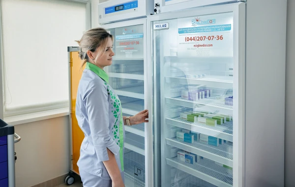 Гарантируем, что вакцины хранятся в правильных условиях: в холодильных камерах при температуре от +2 до +8 градусов. - TOP Clinic DENIS