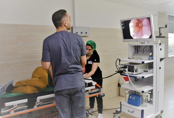 В зависимости от показаний и пожеланий пациента эндоскопию можно проводить как в сознании (с местным анестетиком), так и с седацией – в состоянии «медикаментозного сна» - TOP Clinic DENIS