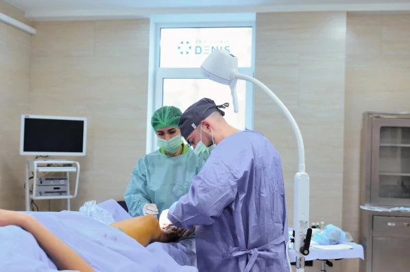 Лечение приносит минимум дискомфорта, наркоз не нужен, достаточно местного обезболивания, для которого мы применяем безопасные нетоксичные анестетики - TOP Clinic DENIS