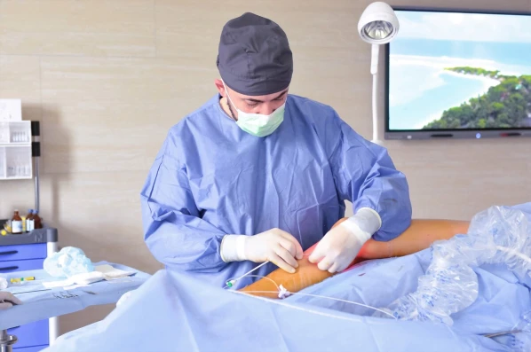 При применении малоинвазивных процедур не нужны разрезы, все манипуляции выполняются через маленький (1-2 мм) прокол - TOP Clinic DENIS