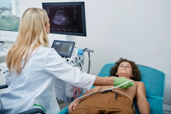 В нашей клинике УЗ-аппаратами оборудованы все кабинеты врачей, использующих этот метод диагностики. Доктор проводит исследования на месте, вам не придется ходить по кабинетам - TOP Clinic DENIS