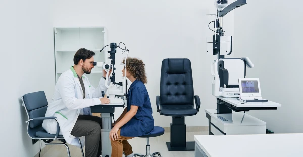 Кабинет офтальмолога оснащен оборудованием для визометрии, тонометрии, офтальмоскопии, биомикроскопии и других инструментальных исследований - TOP Clinic DENIS