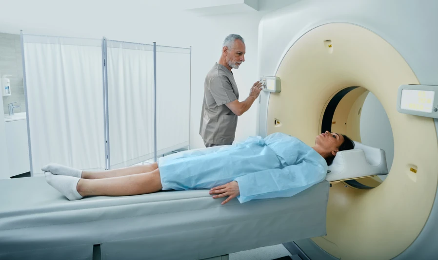 КТ-сканер Philips Brilliance CT64 имеет продуманную эргономику, поэтому КТ не доставляет дискомфорта даже людям с ограниченной мобильностью, пожилым людям или с лишним весом - TOP Clinic DENIS