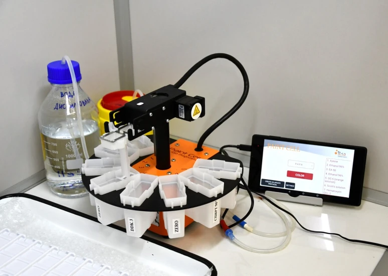 Автоматическая окрасочная станция iLsa Paint Cell управляется через тачскрин компьютер - TOP Clinic DENIS