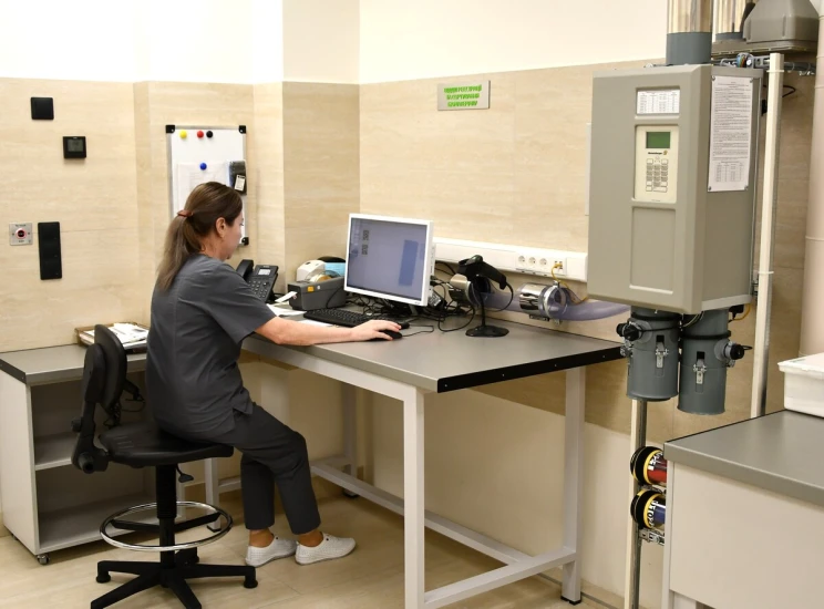 Станция пневмопочты на месте регистрации проб биоматериала - TOP Clinic DENIS