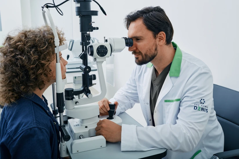 Кабинет офтальмолога оснащен оборудованием для визометрии, тонометрии, офтальмоскопии, биомикроскопии и других инструментальных исследований - TOP Clinic DENIS