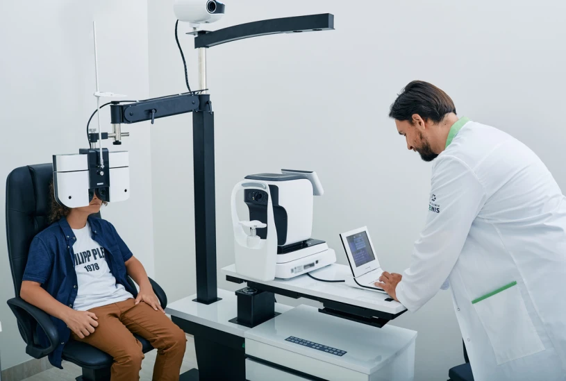 Цифровой фороптор HDR-7000 – наиболее современное оборудование для подбора коррекции зрения с помощью очков и контактных линз - TOP Clinic DENIS