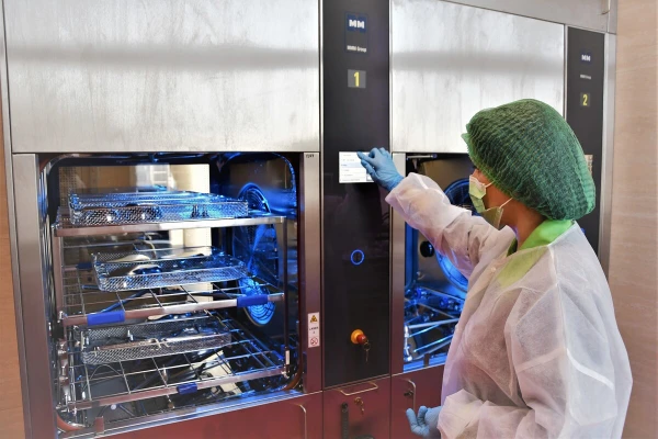 Центральное стерилизационное отделение (ЦСО) клиники полностью автоматизировано, что исключает ошибку человеческого фактора. Наше ЦСО не имеет аналогов в Украине. - TOP Clinic DENIS