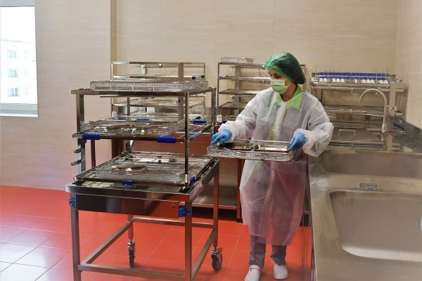 Отделение разделено на зоны: красную — “грязную”, синюю — “чистую” и зеленую — “стерильную”. Каждая зона изолирована от других и обозначена цветом напольной плитки. - TOP Clinic DENIS