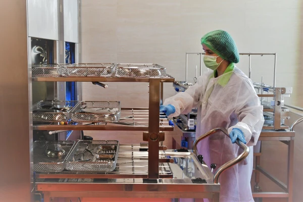 Затем инструмент загружается в моечную машину. Мы используем оборудование компании MMM Group (Германия), которая производит стерилизующие системы с 1954 года. - TOP Clinic DENIS