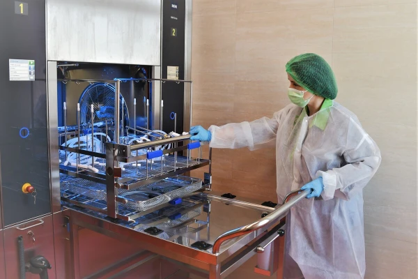 В моечной машине инструмент проходит три этапа обработки: споласкивание, дезинфекция, сушка стерильным воздухом - TOP Clinic DENIS