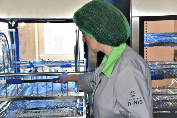 После дезинфекции инструмент попадает в синюю “чистую” зону - TOP Clinic DENIS