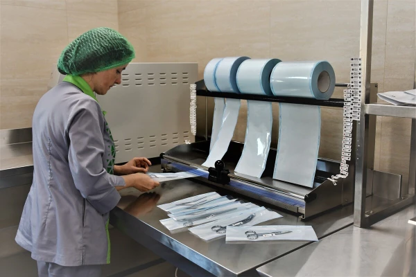 В синей зоне каждая единица инструмента упаковывается в индивидуальную стерилизационную упаковку - TOP Clinic DENIS