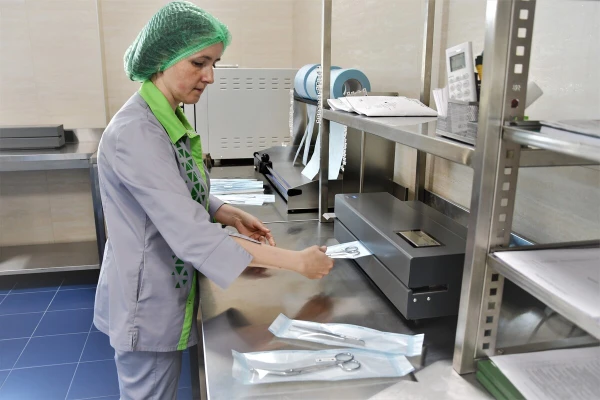 Упаковка проводится перед этапом стерилизации и нужна для поддержания стерильности, которая сохраняется в течение 6 месяцев - TOP Clinic DENIS