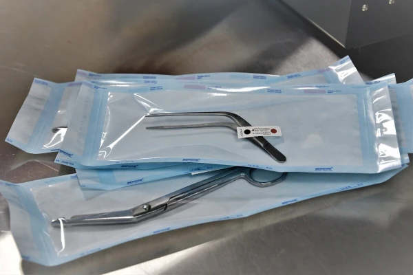 Каждая единица инструмента маркируется наклейкой контроля стерильности - TOP Clinic DENIS