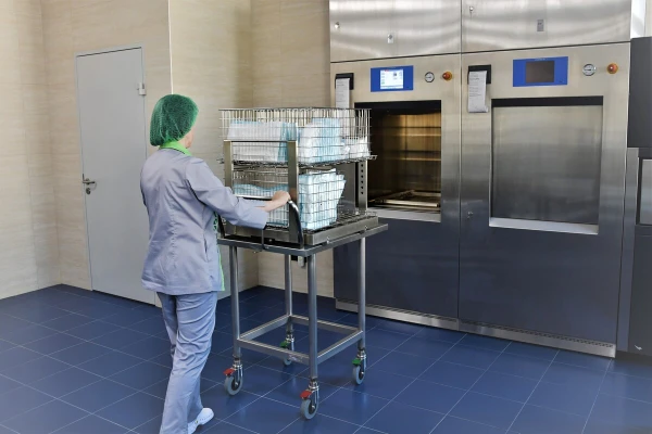 Упакованные инструменты помещают в автоклав-стерилизатор для обработки паром и сушки - TOP Clinic DENIS