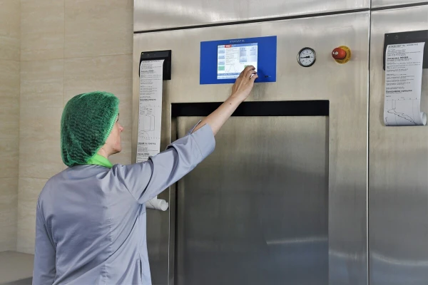 Мы используем стерилизаторы STERILVAP SL компании BMT Medical Technology (Чехия). Для разных инструментов предусмотрены отдельные программы с разным временем обработки. - TOP Clinic DENIS