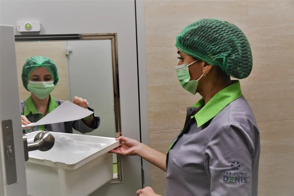 В зеленой зоне стерильный упакованный инструмент сортируют и выдают для дальнейшего использования в отделениях клиники. - TOP Clinic DENIS