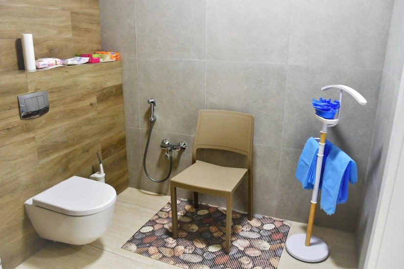 У роздягальні при оглядовому кабінеті є все необхідне, щоб переодягнутися і привести себе до ладу, в тому числі одноразовий одяг для огляду та засоби гігієни. - TOP Clinic DENIS