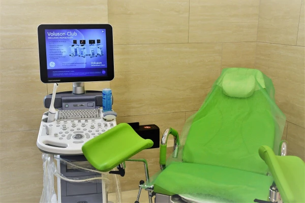 Кабинет гинеколога оборудован УЗИ-аппаратом General Electric Healthcare Voluson P8 (США). УЗИ проводится во время осмотра, не нужно ходить по кабинетам. - TOP Clinic DENIS