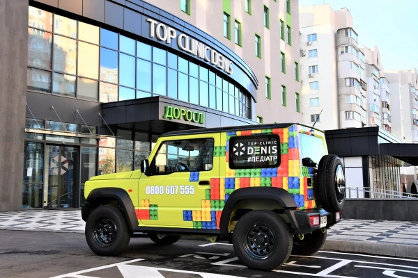 Врач-педиатр приезжает к маленьким пациентам на лего-автомобиле - TOP Clinic DENIS