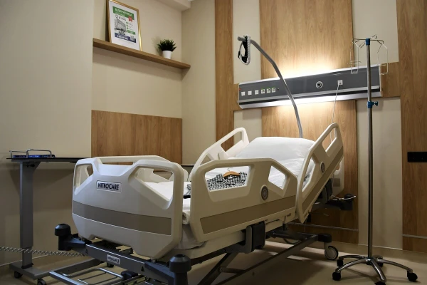 Номера оборудованы функциональными кроватями Nitrocare (Турция), которые регулируются для максимального удобства. Многофункциональный пульт позволяет не только переключать каналы ТВ, но и регулировать кровать, освещение, вызывать персонал. - TOP Clinic DENIS