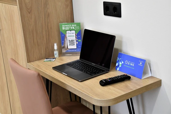 В номере предусмотрено полноценное рабочее место - TOP Clinic DENIS