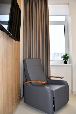 Для родственника или сопровождающего в номере есть место для отдыха – удобное раскладное кресло. - TOP Clinic DENIS