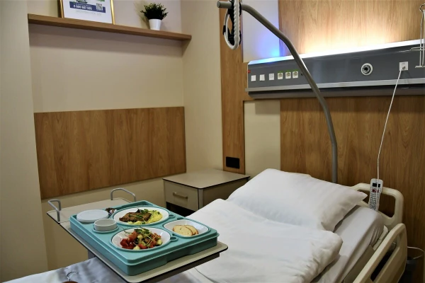 Питание обеспечивает собственная кухня ресторанного уровня, с возможностью выбора блюд по меню (с учетом диеты, прописанной врачом) - TOP Clinic DENIS