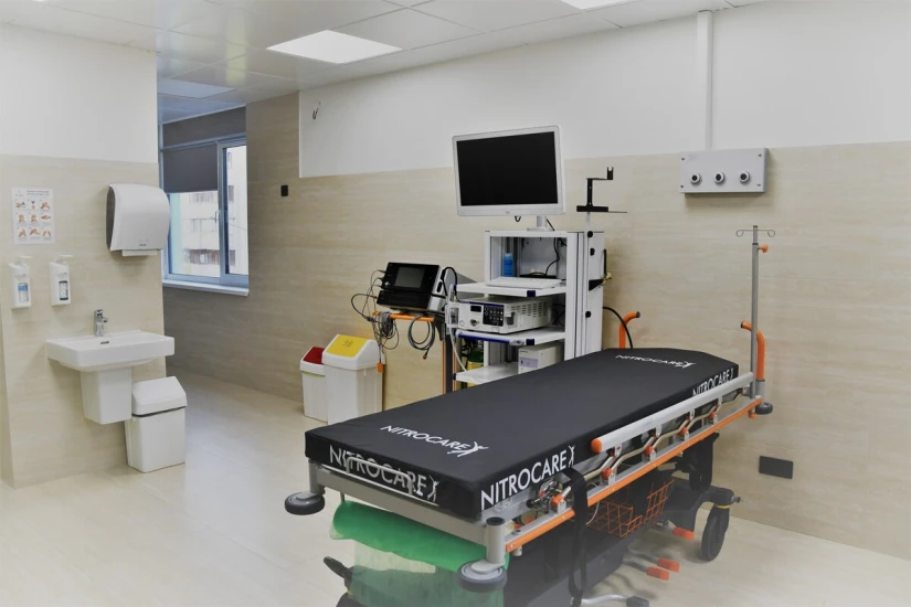 Блоки гастроскопии и колоноскопии разделены, в каждом установлена отдельная эндоскопическая стойка - TOP Clinic DENIS