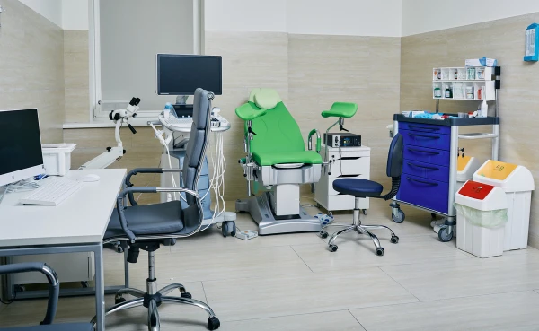 Врач-гинеколог проводит осмотр в отдельной смотровой комнате с прямым доступом из кабинета для приема. При смотровой предусмотрена удобная раздевалка с санузлом. - TOP Clinic DENIS