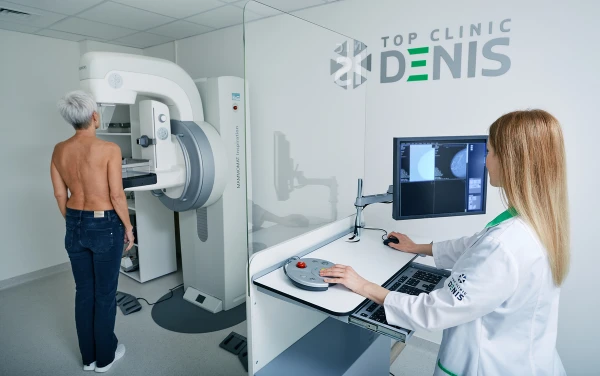 Маммограф позволяет сканировать молочную железу послойно (функция трехмерного томосинтеза). Благодаря этой технологии диагностика на 30% точнее и информативнее. - TOP Clinic DENIS