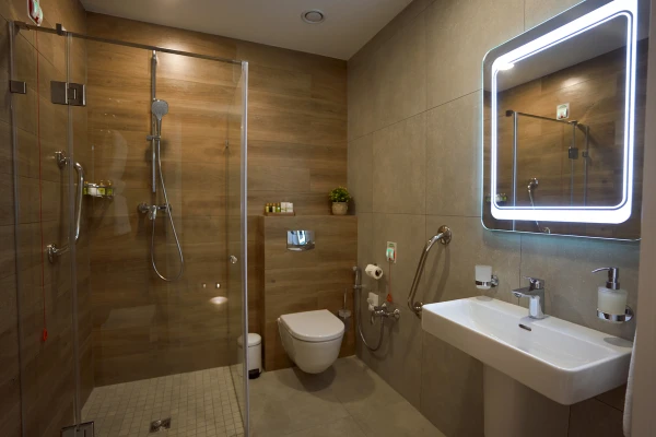 В каждом номере — собственный санузел с просторной душевой кабиной - TOP Clinic DENIS