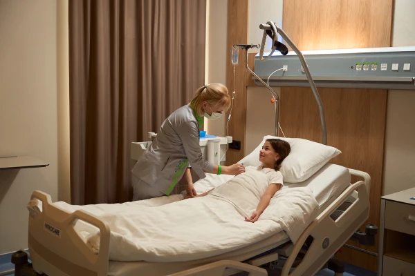 Ребенка можно приводить в дневной стационар на несколько часов, чтобы пройти назначенные лечебные процедуры, а затем возвращаться домой - TOP Clinic DENIS