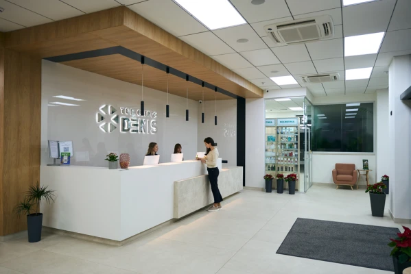 На рецепции вас всегда ждут приветливые администраторы - TOP Clinic DENIS