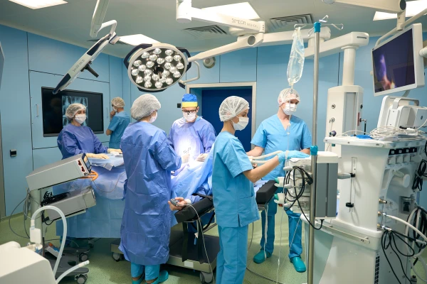 Операционный блок включает в себя четыре операционных, оформленных по немецкому стандарту чистоты. - TOP Clinic DENIS