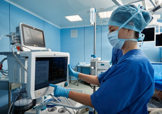 Операционные оборудованы современными наркозными аппаратами, позволяющими контролировать качество обезболивания и анестезии. - TOP Clinic DENIS