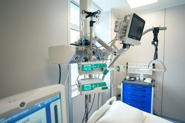 Отделение интенсивной терапии оснащено современным оборудованием для оказания помощи пациентам в критических состояниях, интенсивной терапии и восстановления после хирургических операций. - TOP Clinic DENIS