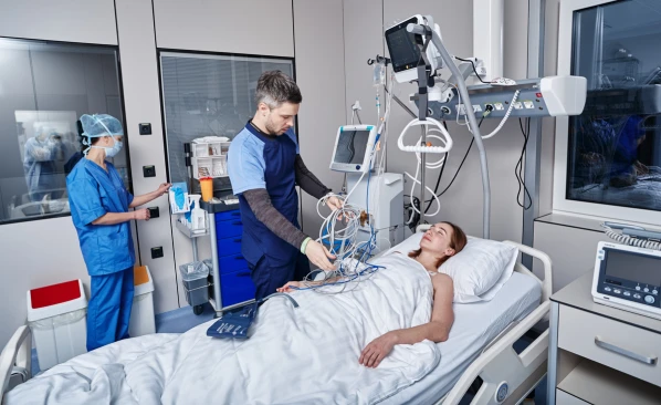 Система мониторинга позволяет отслеживать жизненно важные показатели пациента в режиме реального времени. На каждые две палаты предусмотрен индивидуальный пост медсестры для круглосуточного наблюдения. Система моніторингу дозволяє відстежувати життєво ва - TOP Clinic DENIS