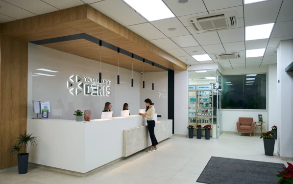 На рецепции вас всегда ждут приветливые администраторы - TOP Clinic DENIS