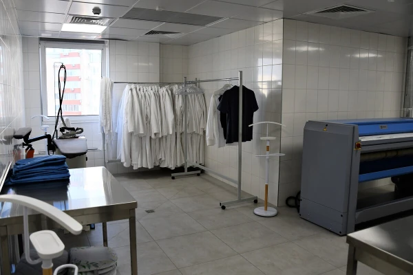 Благодаря сотрудникам хаускипинга наши врачи и медицинский персонал каждый день получают свою униформу чистой и выглаженной, а в номерах стационара всегда безупречное постельное белье. - TOP Clinic DENIS