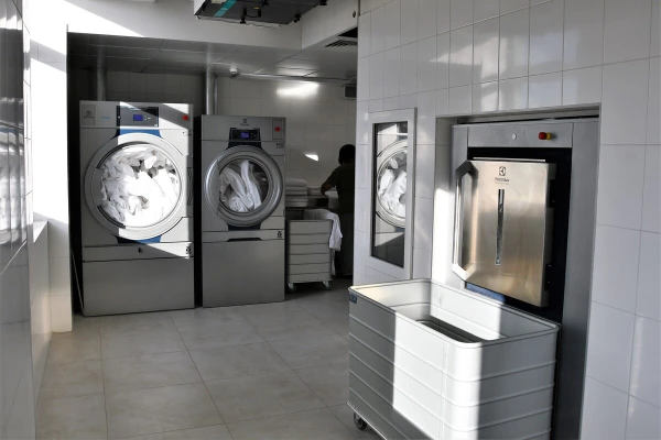 Чтобы качество стирки соответствовало самым высоким стандартам, мы не доверяем этот процесс сторонним организациям. В клинике оборудована собственная прачечная, оснащенная профессиональной техникой Electrolux. - TOP Clinic DENIS