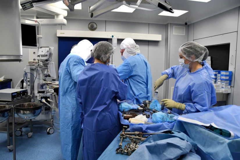 Операционная оснащена оборудованием и инструментарием ведущих медицинских брендов – STORZ (Германия), Olympus (Япония), Aesculap (Германия). - TOP Clinic DENIS