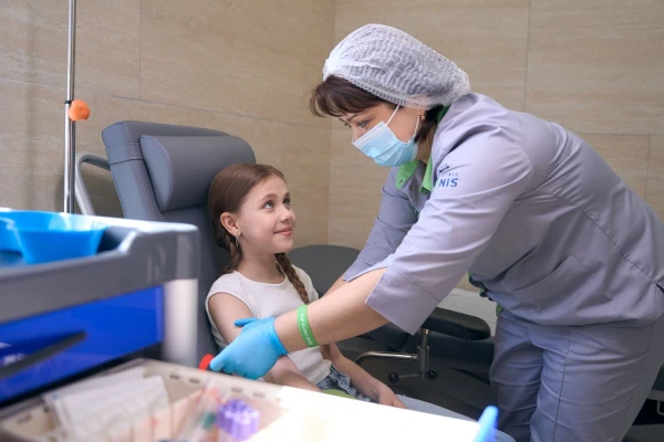 В клинике предусмотрен отдельный вход в вакцинационный центр, чтобы здоровые пациенты не пересекались с заболевшими. - TOP Clinic DENIS