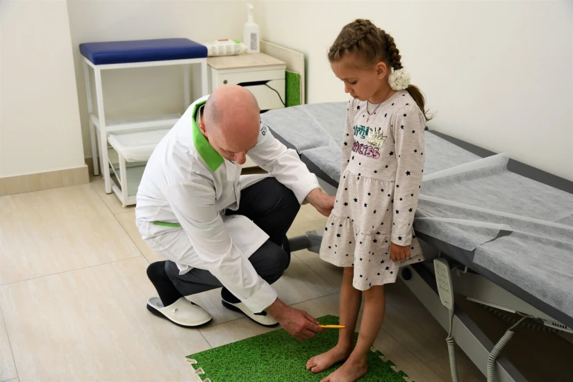 Во время осмотра врач визуально оценит общее состояние костной мышечной системы: попросит пройтись, чтобы понаблюдать за походкой. - TOP Clinic DENIS