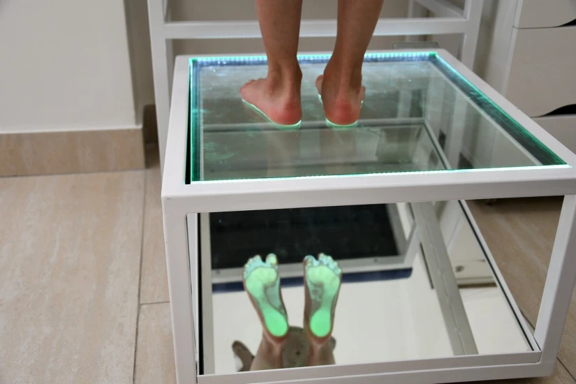 Это наглядное и информативное обследование занимает не более нескольких минут и не доставляет дискомфорта: вы просто стоите на плантоскопе, а снизу отображаются отпечатки ног, подсвеченные LED-подсветкой. - TOP Clinic DENIS