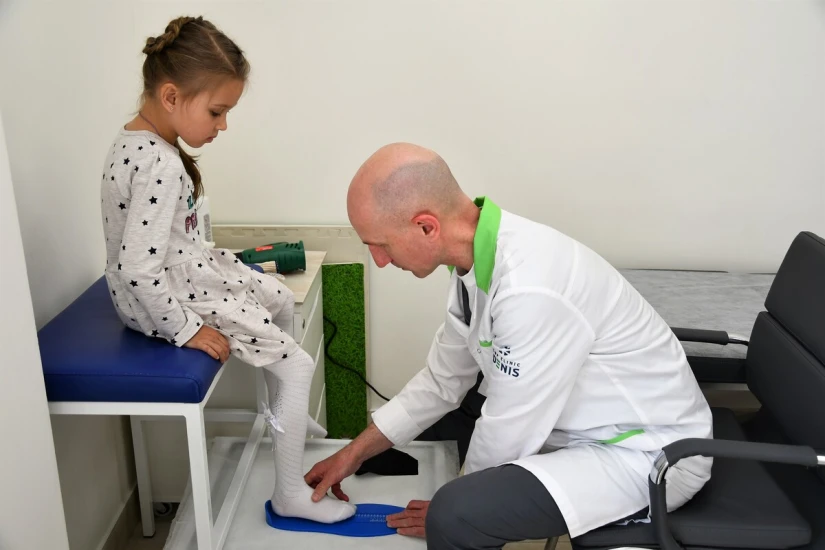 Врач проводит подробные замеры, чтобы подобрать размер стельки. - TOP Clinic DENIS
