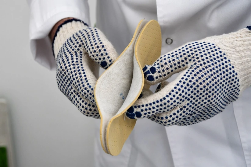 Для изготовления индивидуальных ортопедических стелек используются плоские заготовки, которые содержат термопластический материал. При нагреве он становится пластичным, что позволяет сформировать стельку, учитывающую индивидуальные особенности строения ст - TOP Clinic DENIS