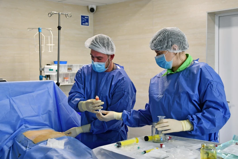 Препарат индивидуальных стволовых клеток получают из собственных жировых клеток. Жировую ткань в объеме до 50 мл берут из живота или бедра с помощью одноразового набора. Процедуру производят под местной анестезией. - TOP Clinic DENIS