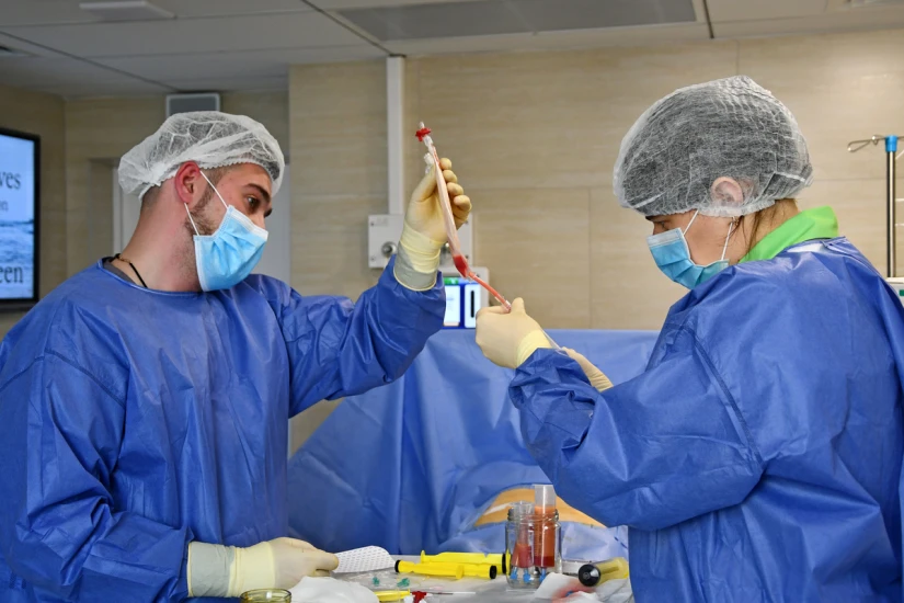 Полученный материал приводят в однородное состояние при помощи специальных фильтров. - TOP Clinic DENIS